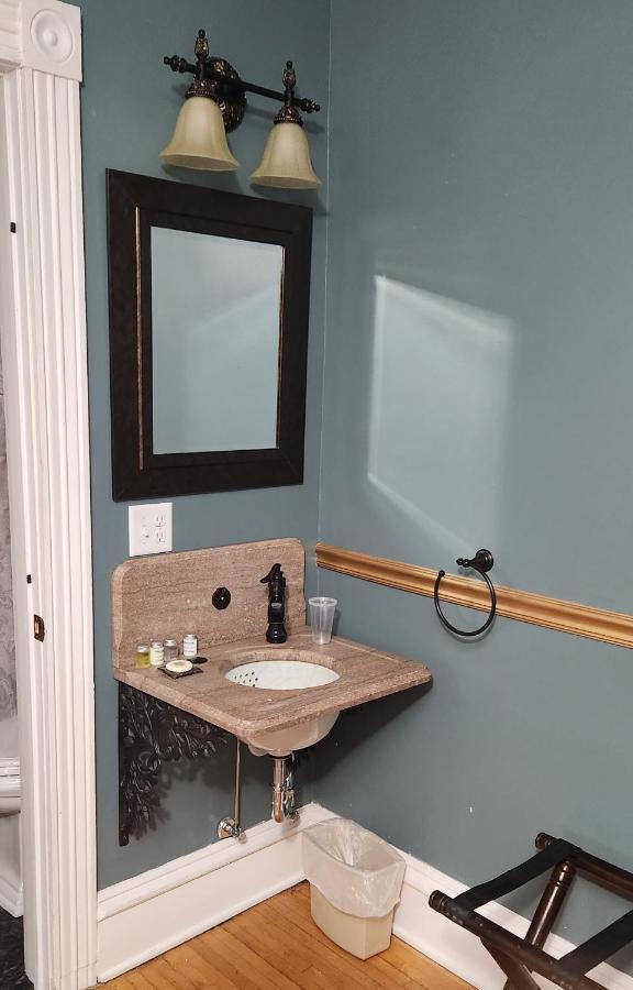 Oaklawn Inn Menomonie Bagian luar foto