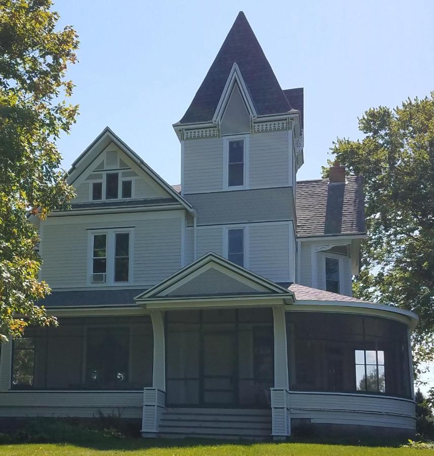 Oaklawn Inn Menomonie Bagian luar foto
