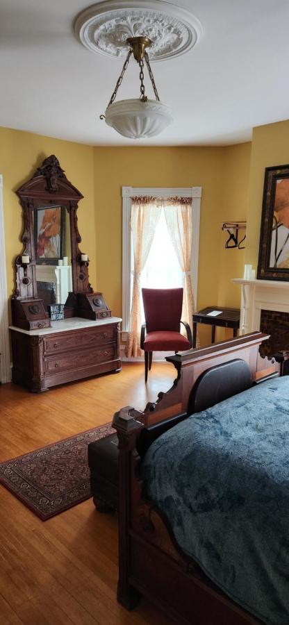 Oaklawn Inn Menomonie Bagian luar foto