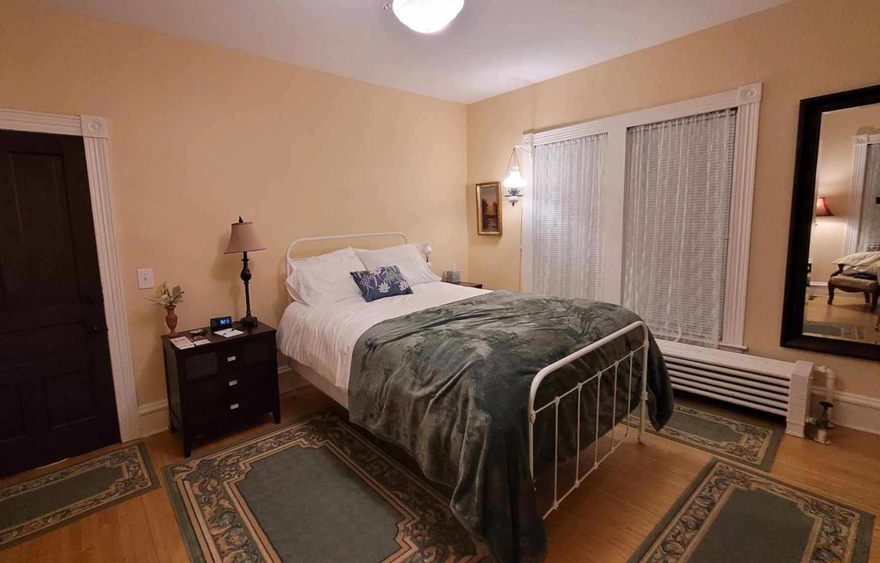 Oaklawn Inn Menomonie Bagian luar foto
